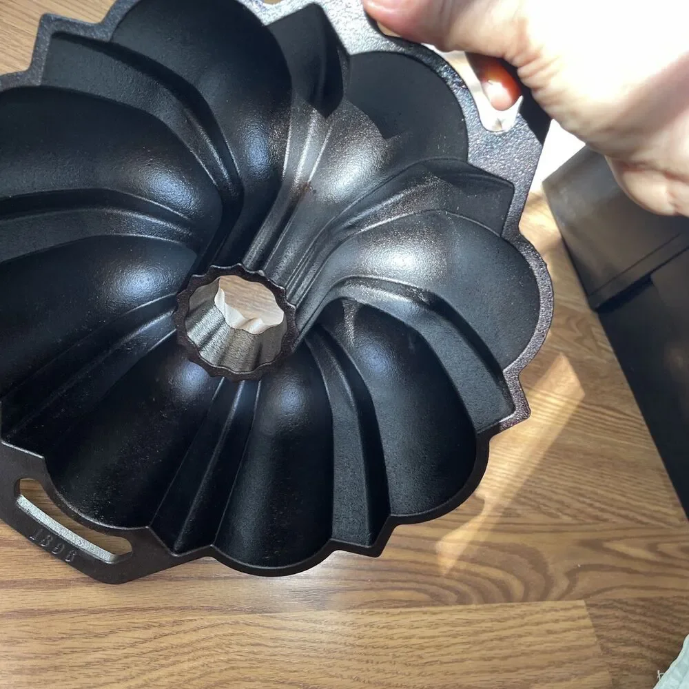 Lodge 1896 Cast Iron Fluted Cake Pan RARE* DISCONTINUED